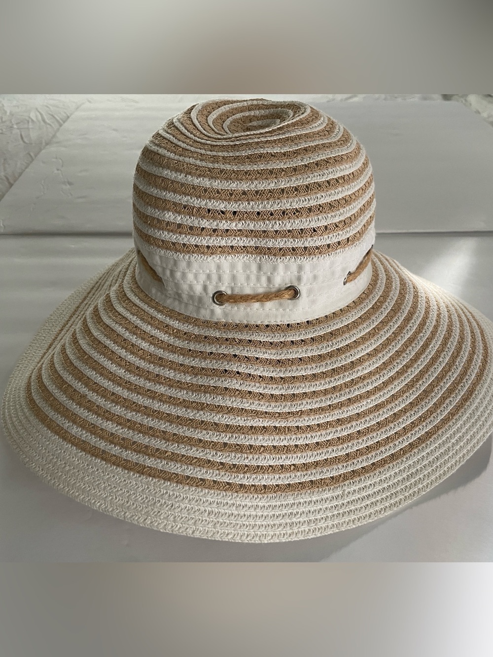 Badgley Mischka Wide Brim Floppy Sun Hat UPF Protection Tan/White NWOT